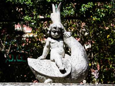 ...che raffigura un putto con in braccio un cigno